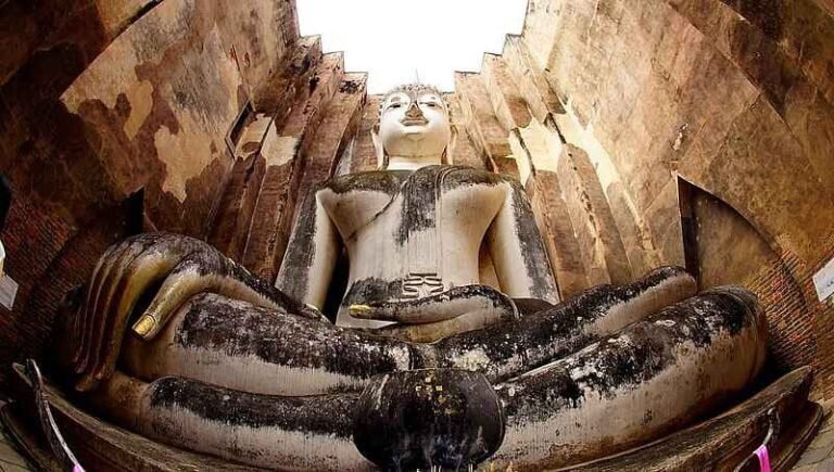 Daring Wat Si Chum: The Surprising Temple of Sukhothai