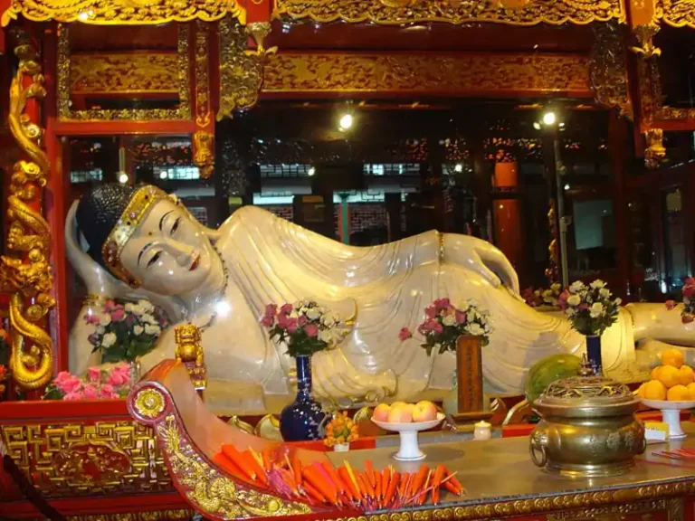 Jade Buddha Temple, two meters long Buddha sculpture